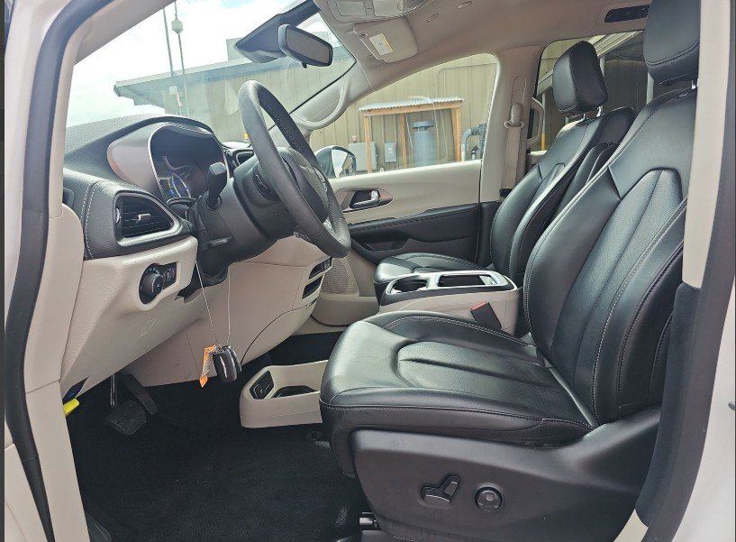 Used 2023 Chrysler Pacifica Touring-L image 6