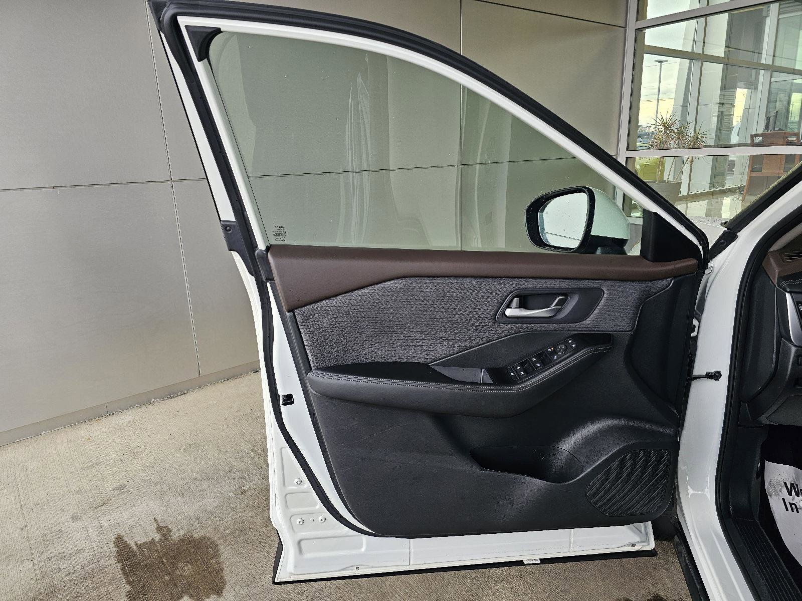 Used 2023 Nissan Rogue SV image 18