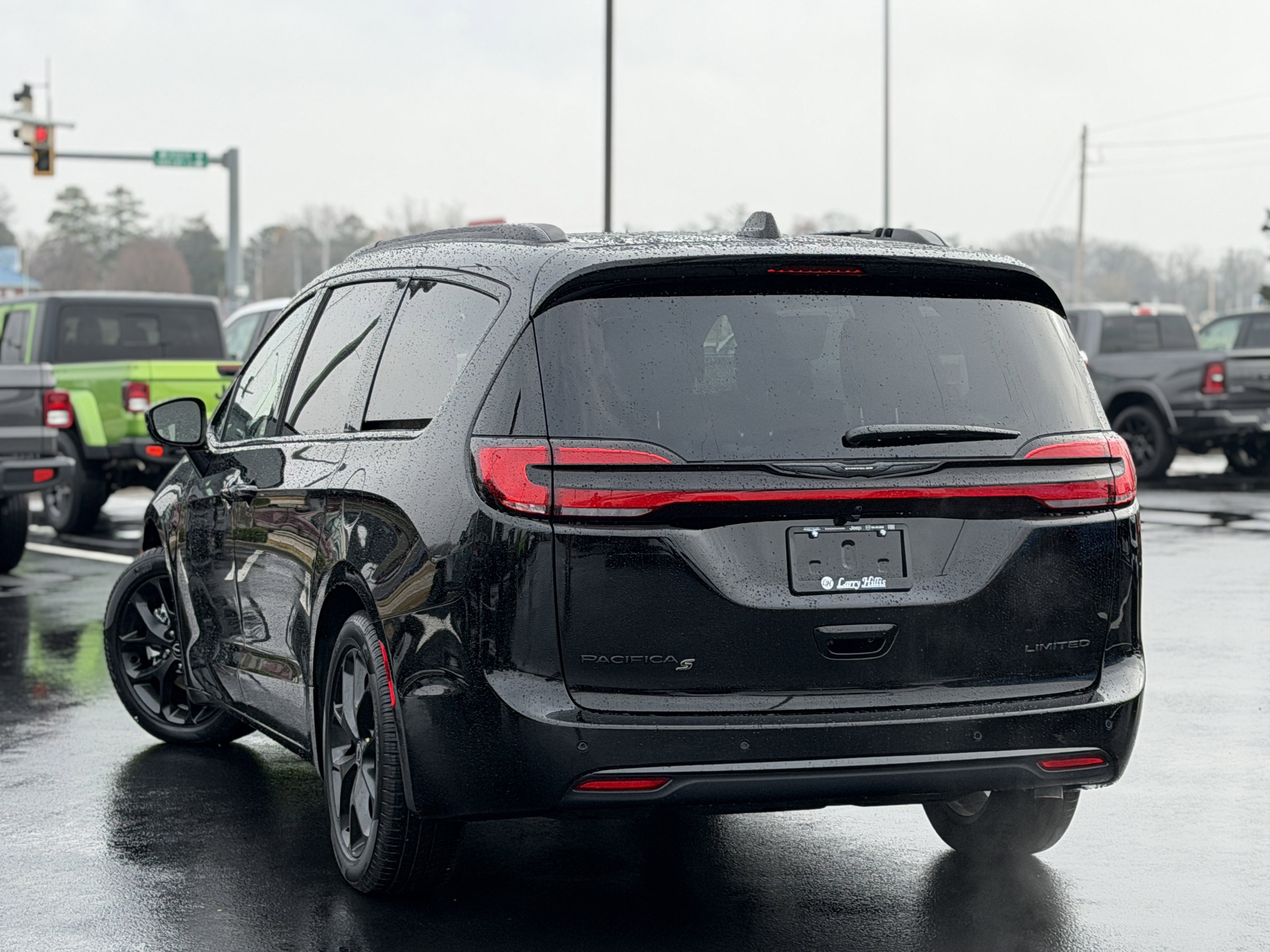 New 2026 Chrysler Pacifica Limited w/ Uconnect Theater Family Group image 6