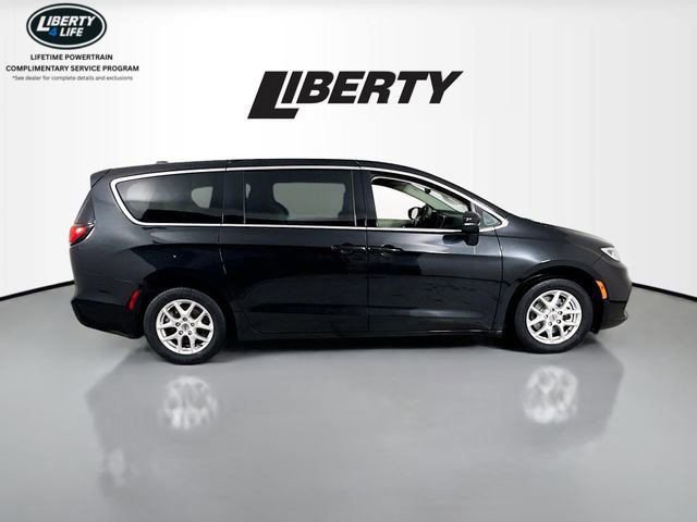 Used 2023 Chrysler Pacifica Touring-L image 8