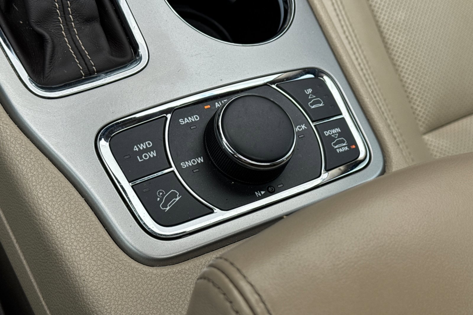 Used 2018 Jeep Grand Cherokee Overland AWD/4WD image 32