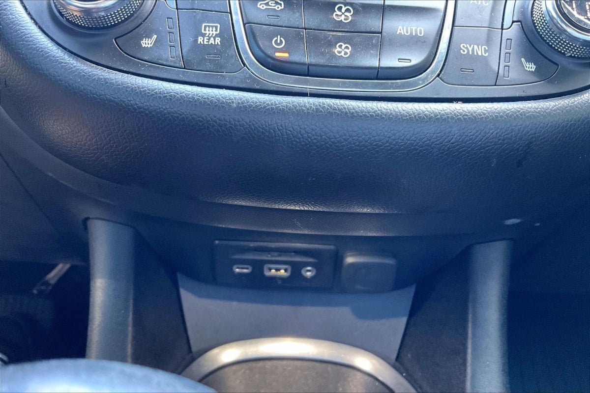 Used 2021 Chevrolet Malibu Premier FWD image 30