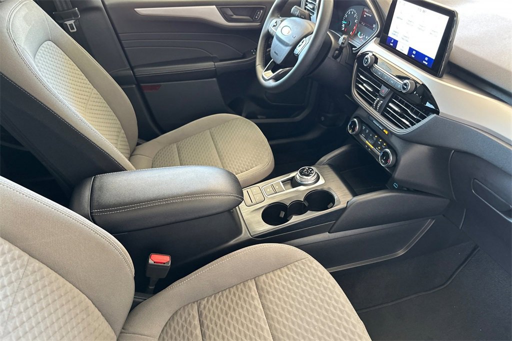 Used 2022 Ford Escape SE w/ SE Sport Appearance Package image 19