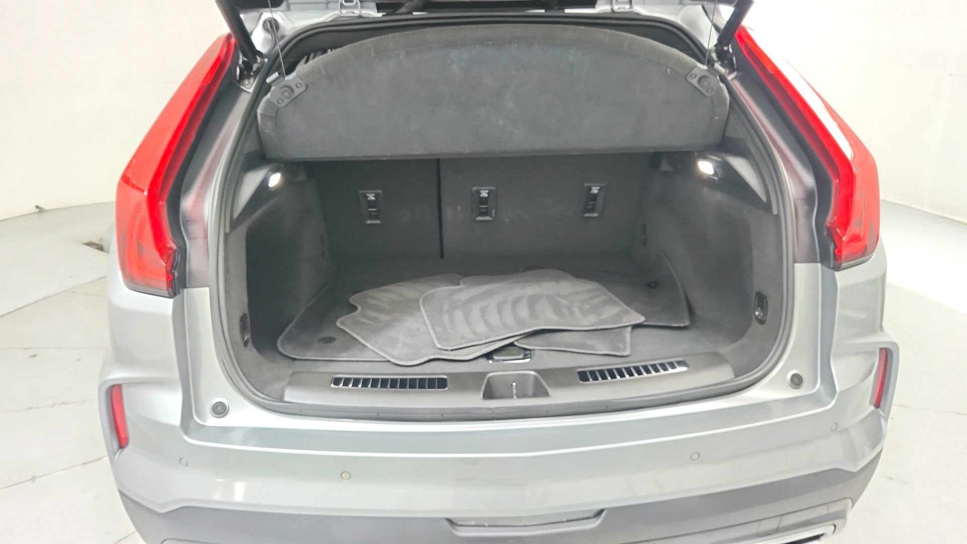 Certified 2024 Cadillac XT4 Premium Luxury w/ Cold Weather Package FWD image 23