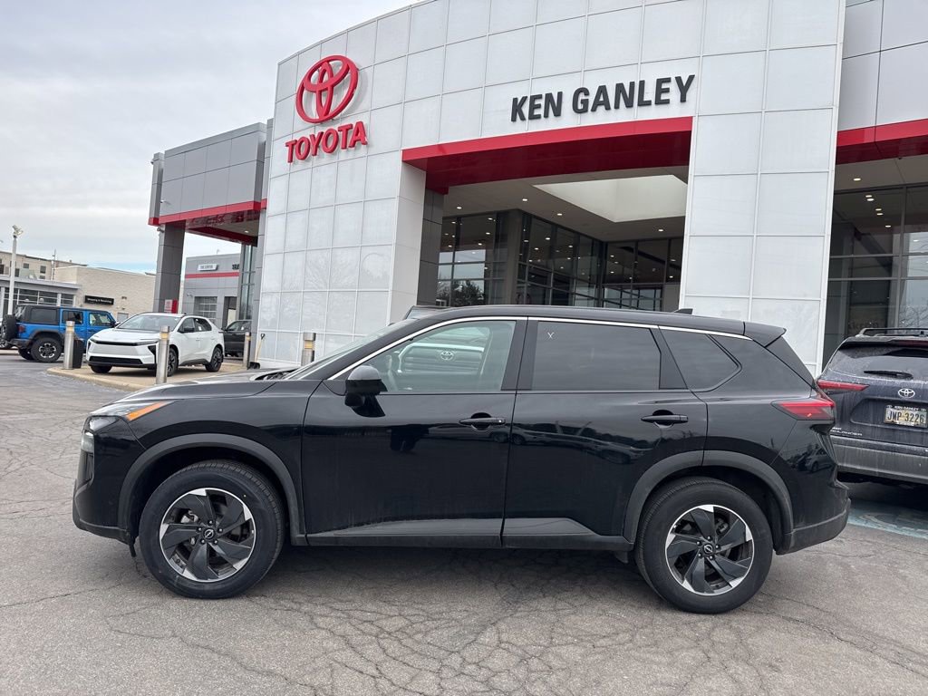 Used 2025 Nissan Rogue SV image 2