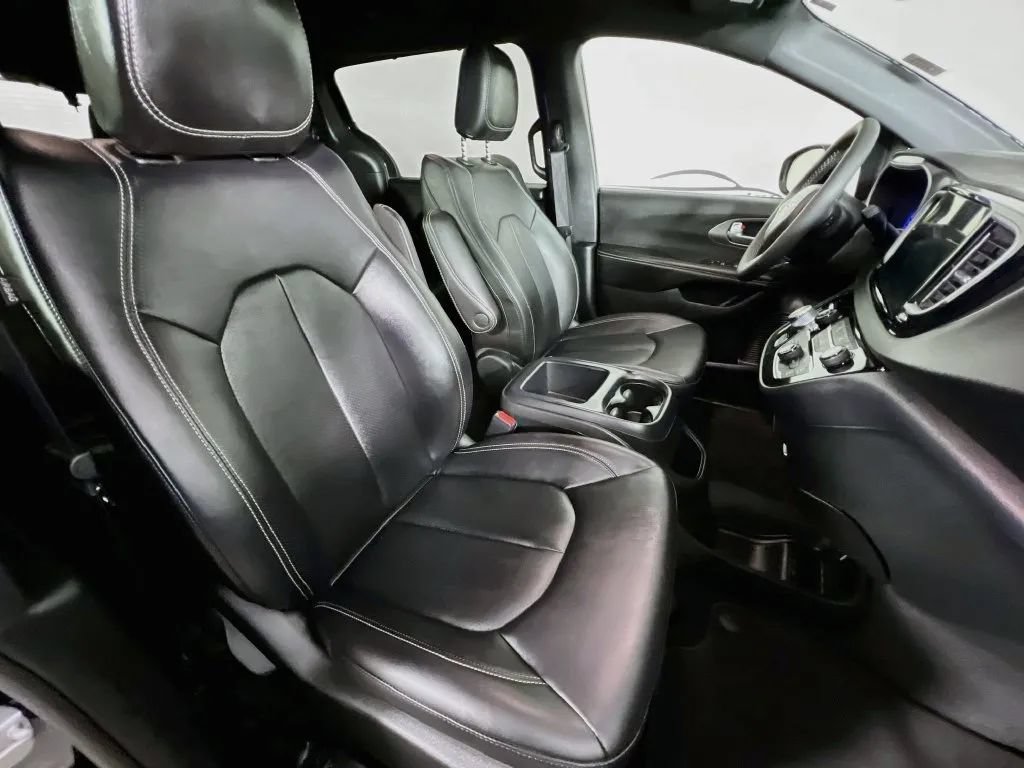 Used 2026 Chrysler Pacifica Select FWD image 29