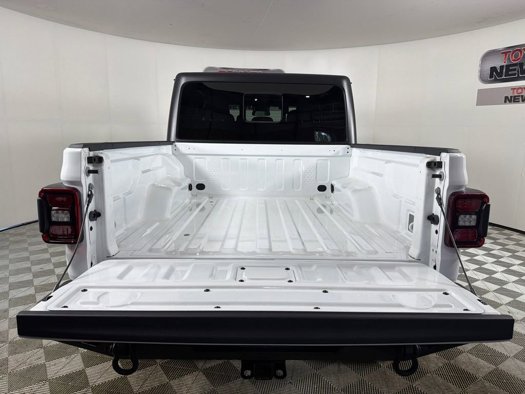 Used 2024 Jeep Gladiator Rubicon w/ Steel Bumper Group AWD/4WD image 18