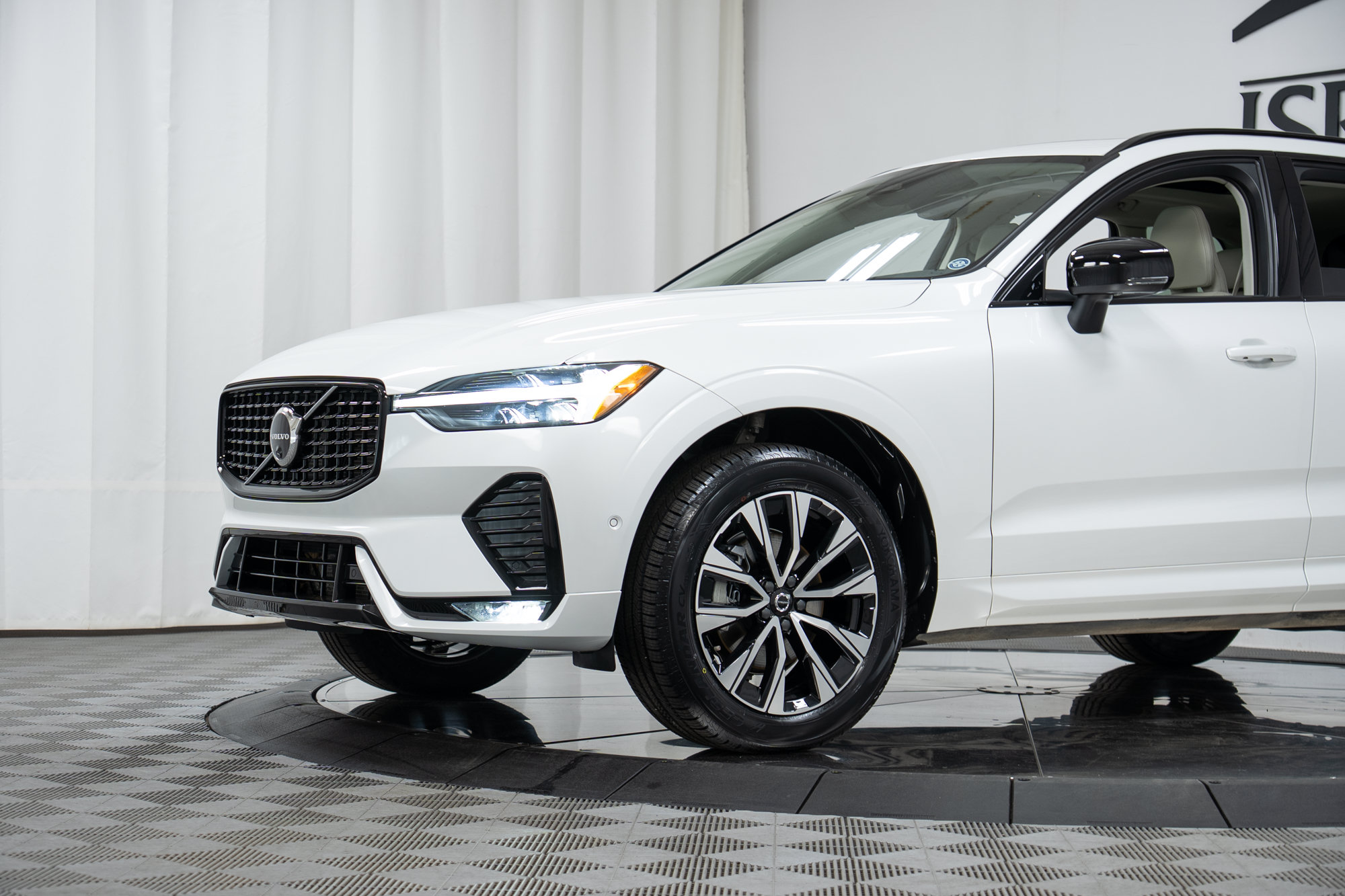 Certified 2025 Volvo XC60 B5 Plus AWD/4WD image 25