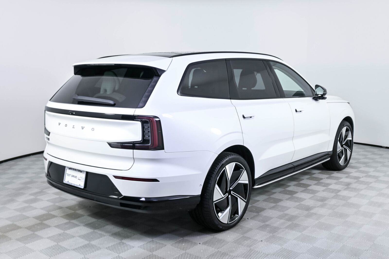 Used 2025 Volvo EX90 Ultra AWD/4WD image 28