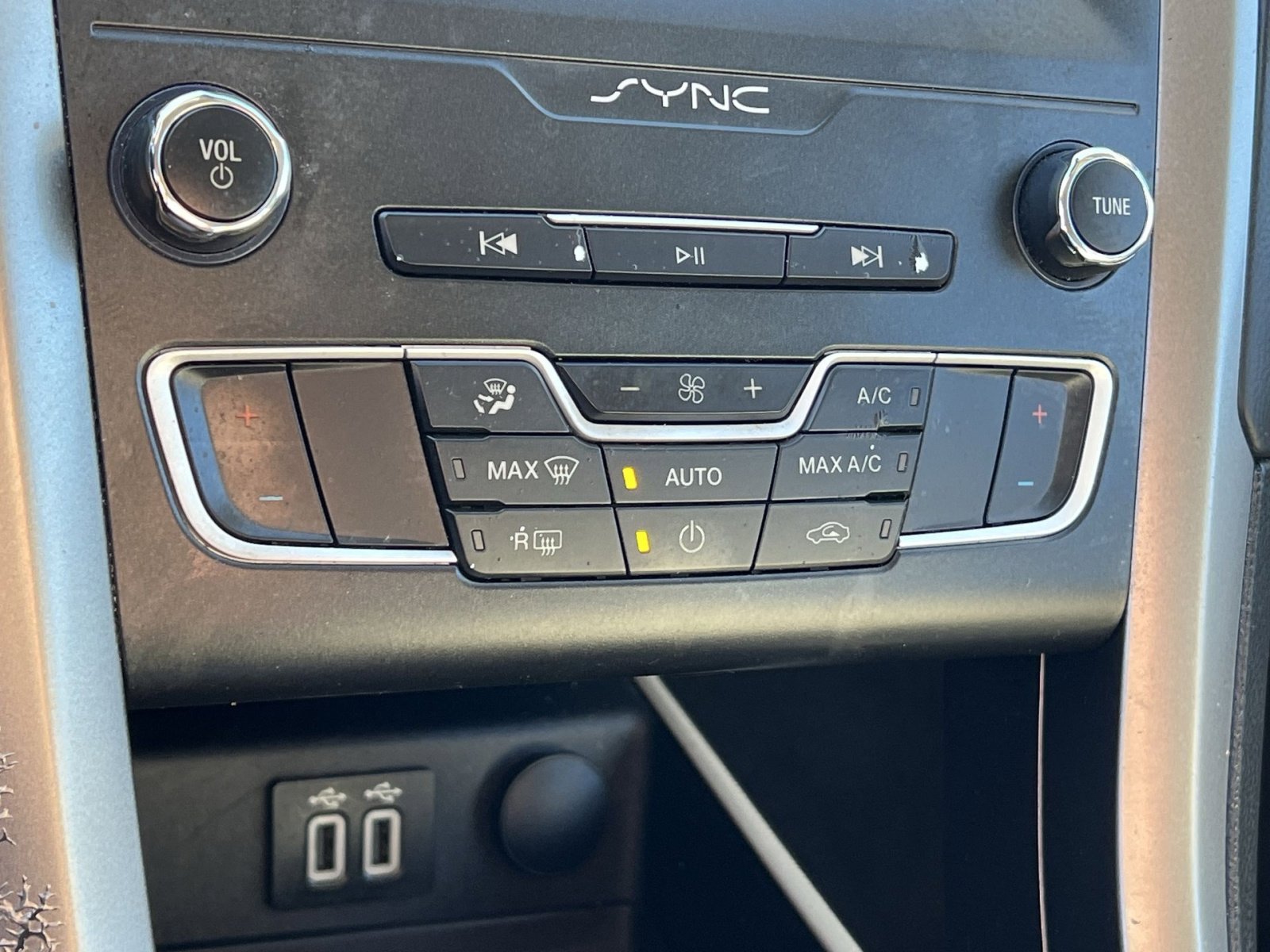 Used 2020 Ford Fusion SE image 20