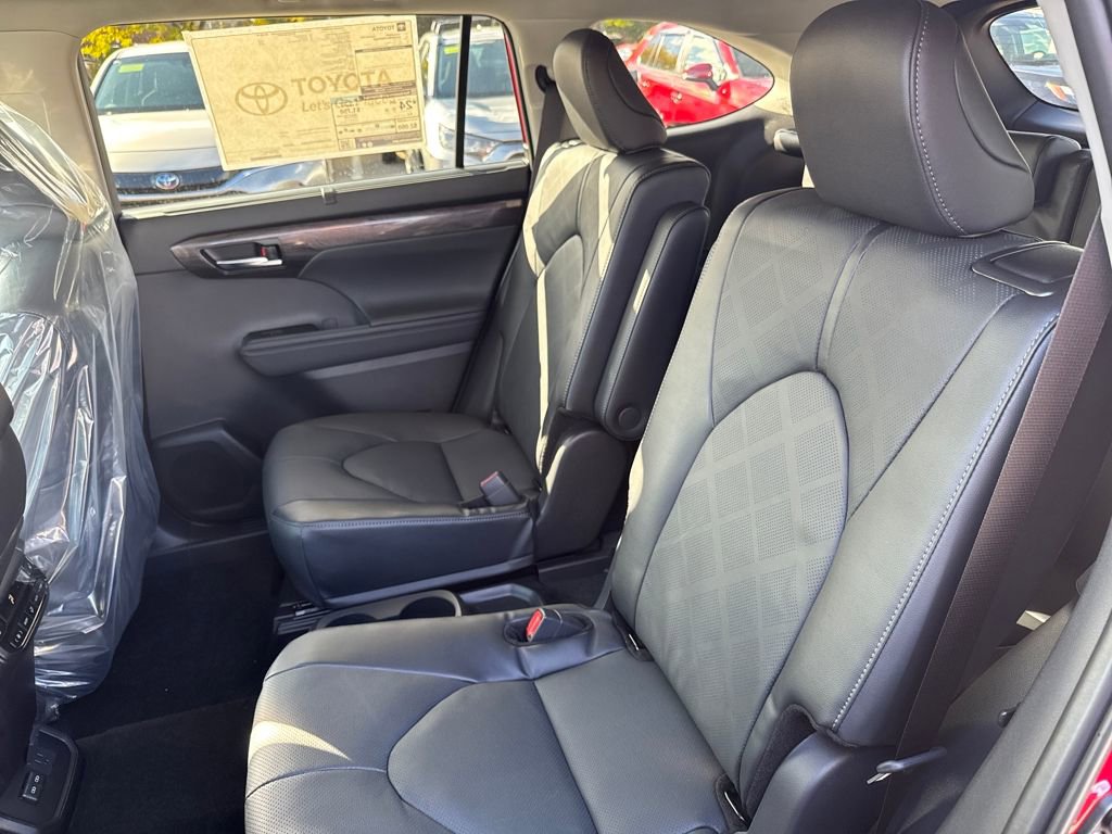 New 2026 Toyota Highlander Platinum image 13