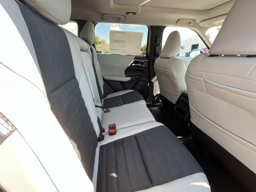 New 2026 Mitsubishi Outlander SE FWD image 14