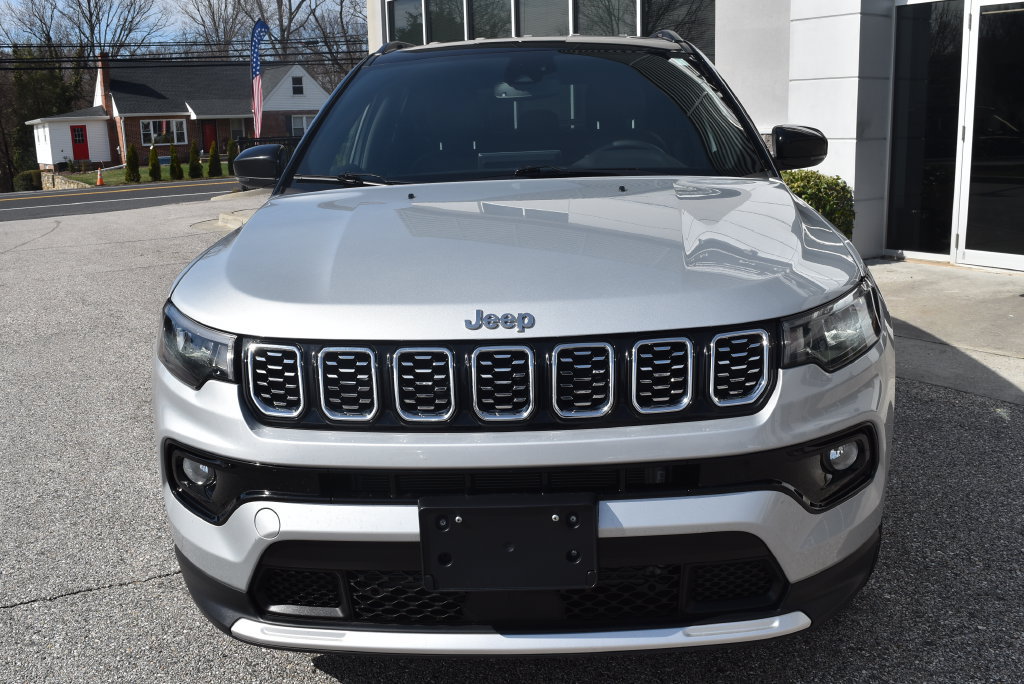 Used 2025 Jeep Compass Limited AWD/4WD image 3