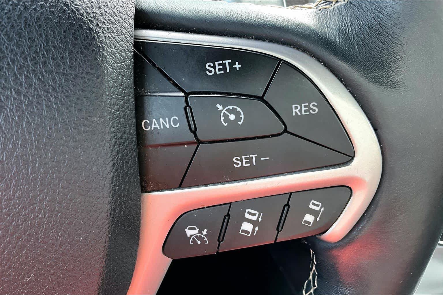 Used 2014 Jeep Grand Cherokee Overland w/ Advanced Technology Group AWD/4WD image 22