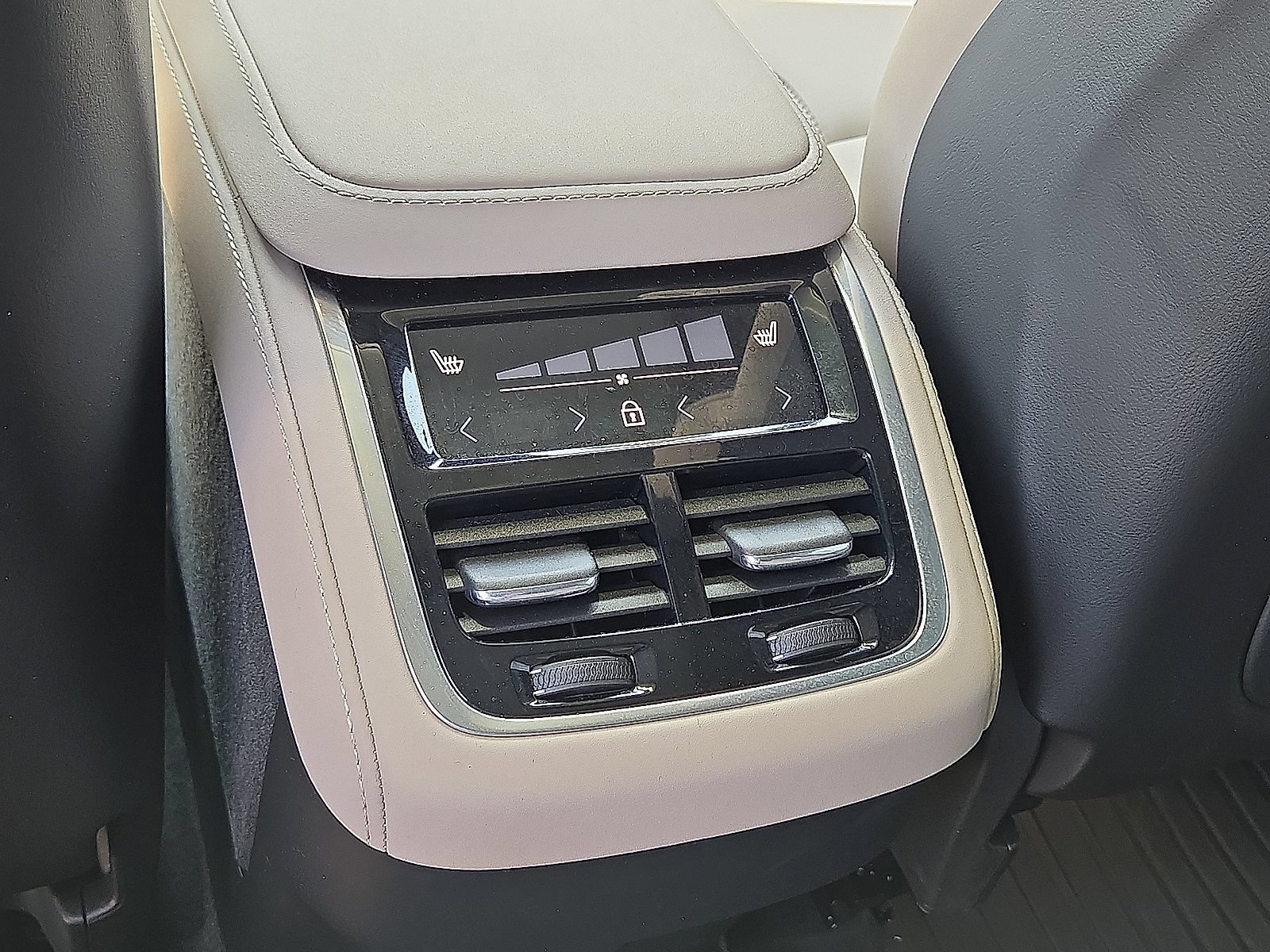 New 2026 Volvo XC90 B5 Plus w/ Protection Package Premier AWD/4WD image 16