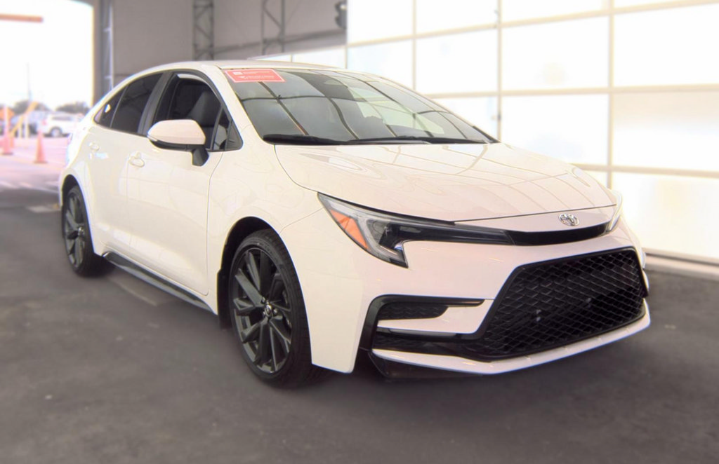 Used 2025 Toyota Corolla SE FWD image 3
