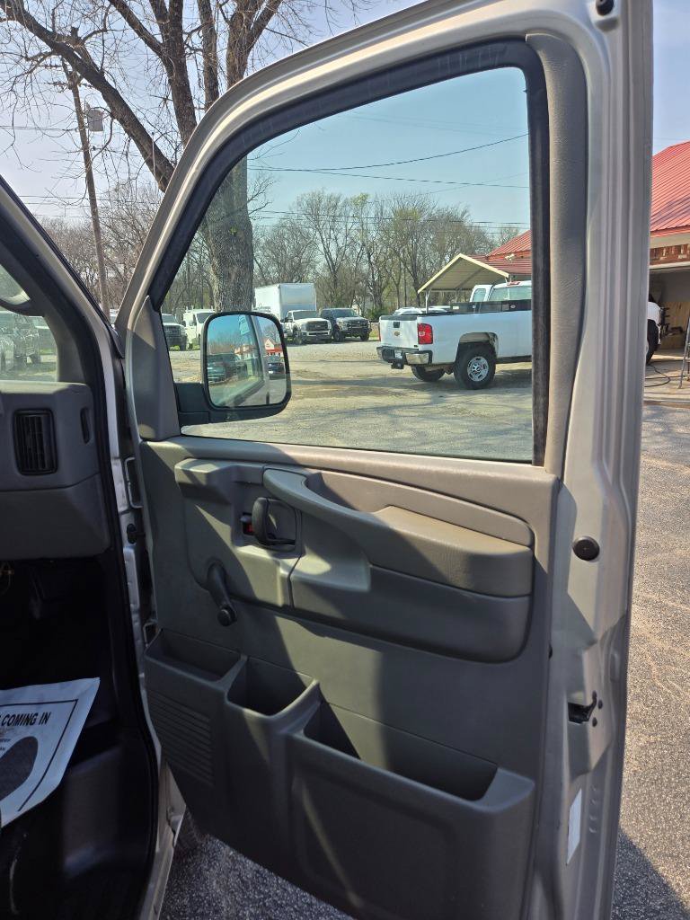 Used 2006 GMC Savana 1500 Passenger RWD image 39