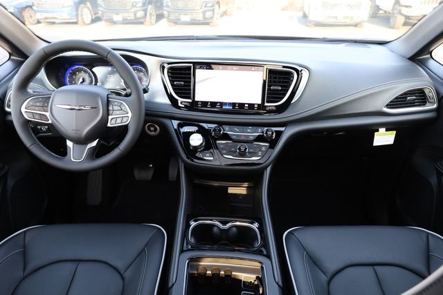 New 2026 Chrysler Pacifica Limited image 12