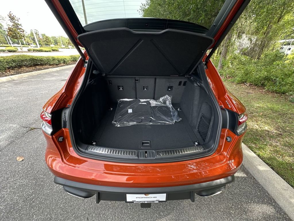Certified 2025 Porsche Macan image 28