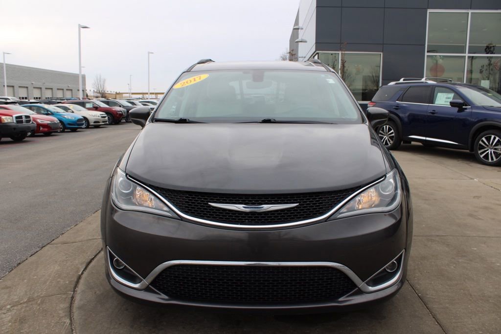 Used 2017 Chrysler Pacifica Touring-L image 2