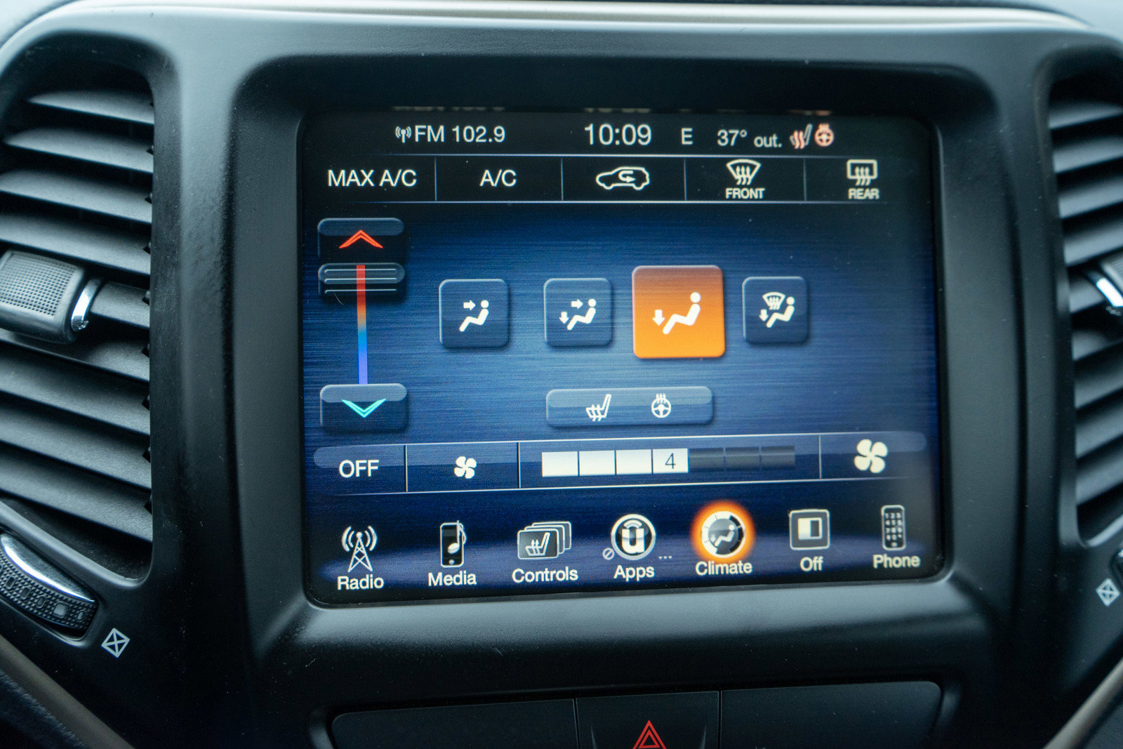 Used 2017 Jeep Cherokee Latitude w/ Cold Weather Group image 17