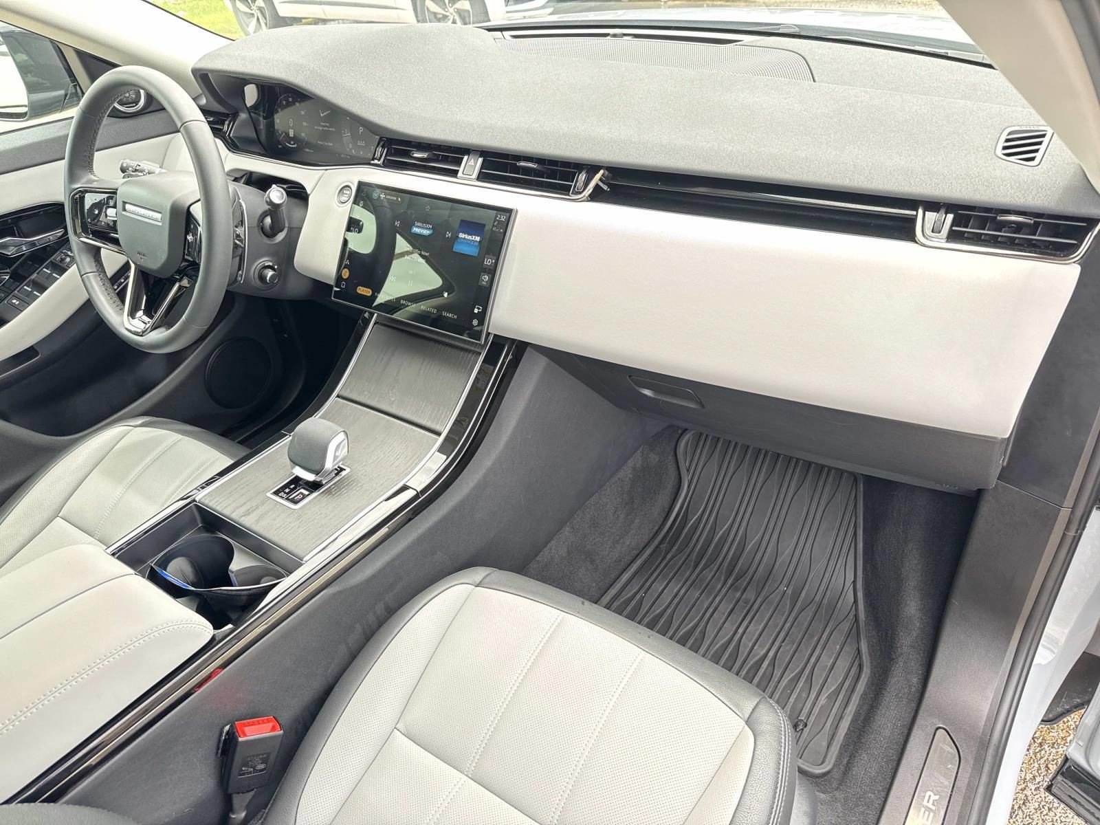 Used 2025 Land Rover Range Rover Evoque Dynamic SE AWD/4WD image 13