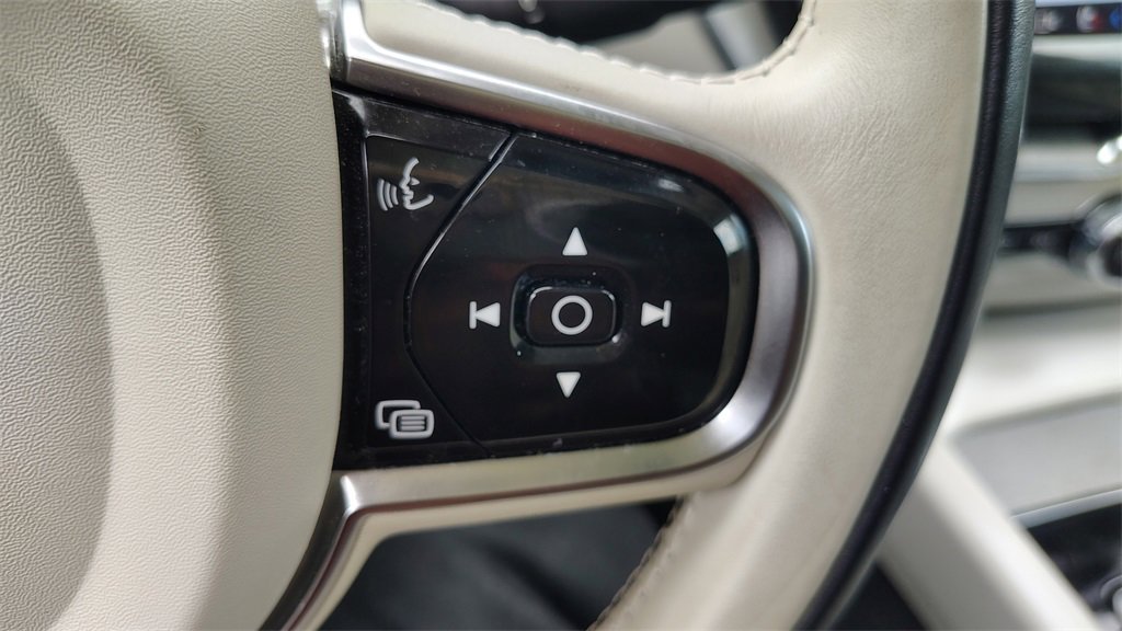 Certified 2023 Volvo XC60 B5 Plus w/ Climate Package image 14