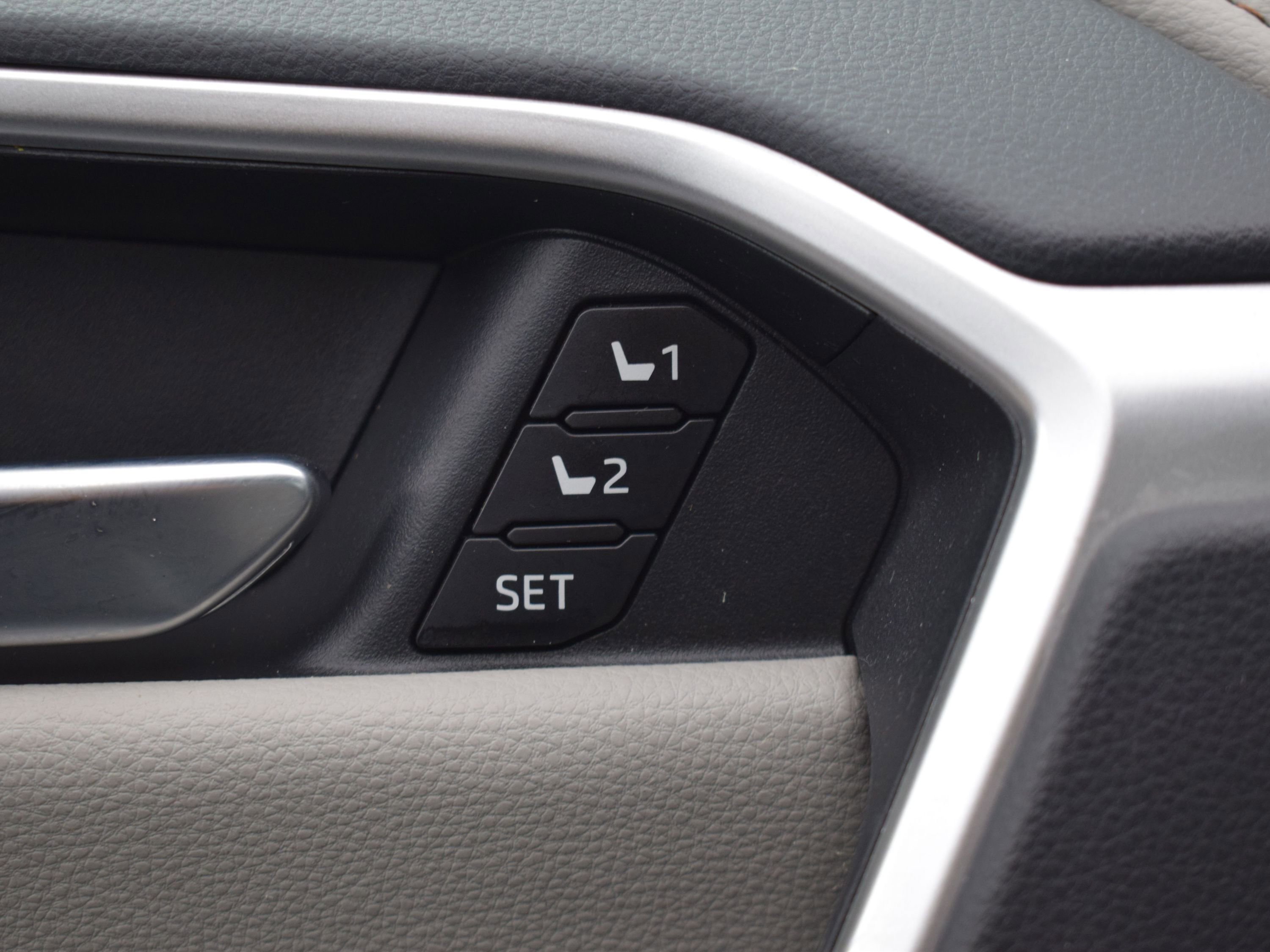Used 2020 Toyota RAV4 Limited w/ Carpet Mat Package image 15