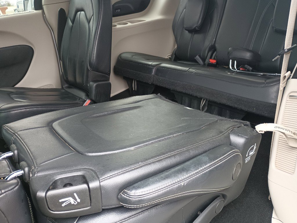 Used 2022 Chrysler Pacifica Touring-L w/ Uconnect Theater Family Group image 29