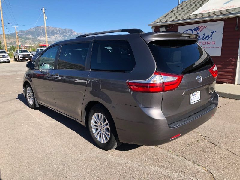 Used 2015 Toyota Sienna XLE FWD image 3