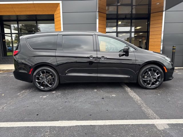 New 2026 Chrysler Pacifica Limited w/ S Appearance Package image 2