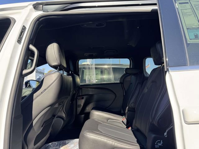 New 2026 Chrysler Pacifica Select image 12