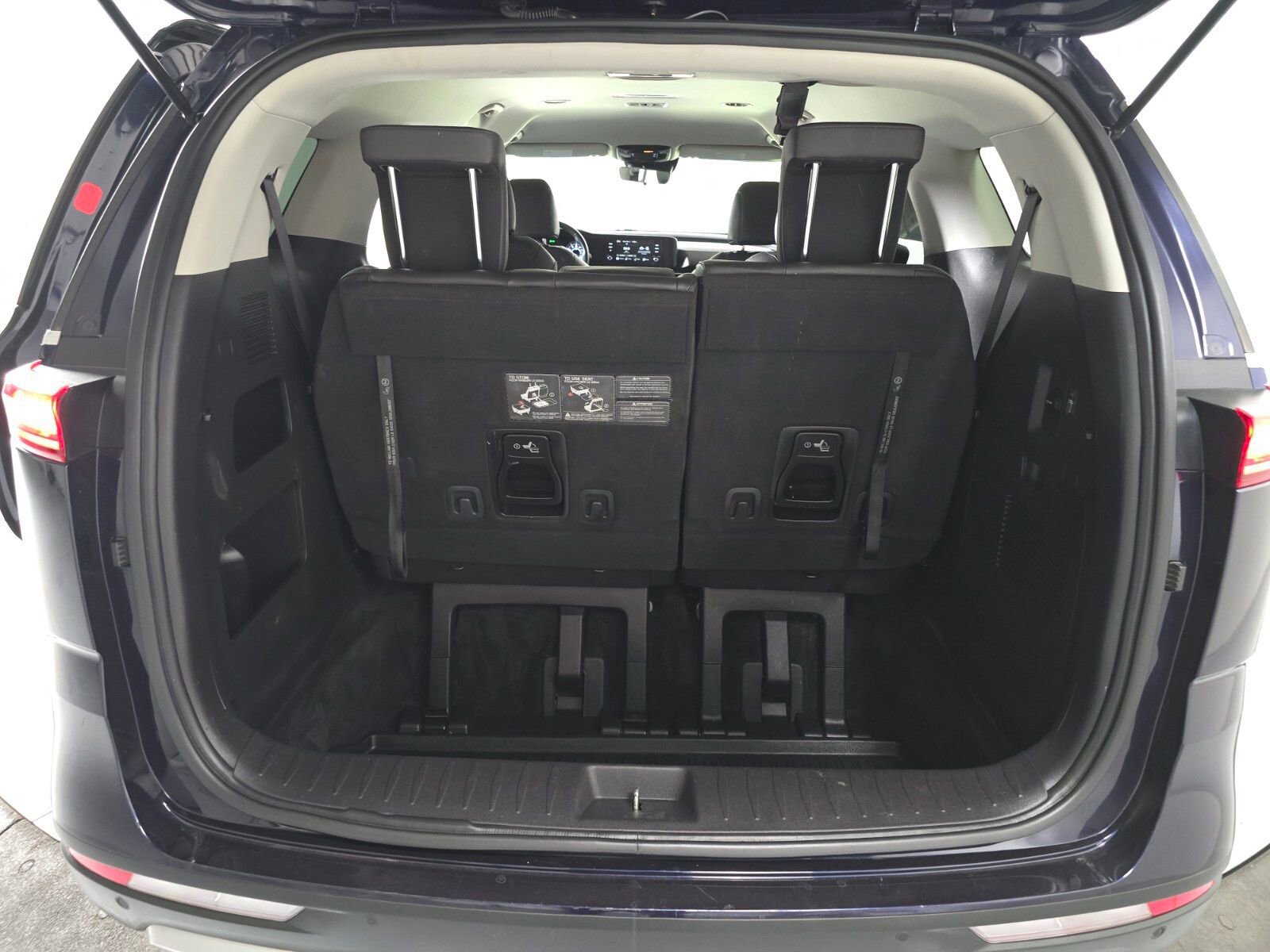 Used 2023 Kia Carnival LX image 19