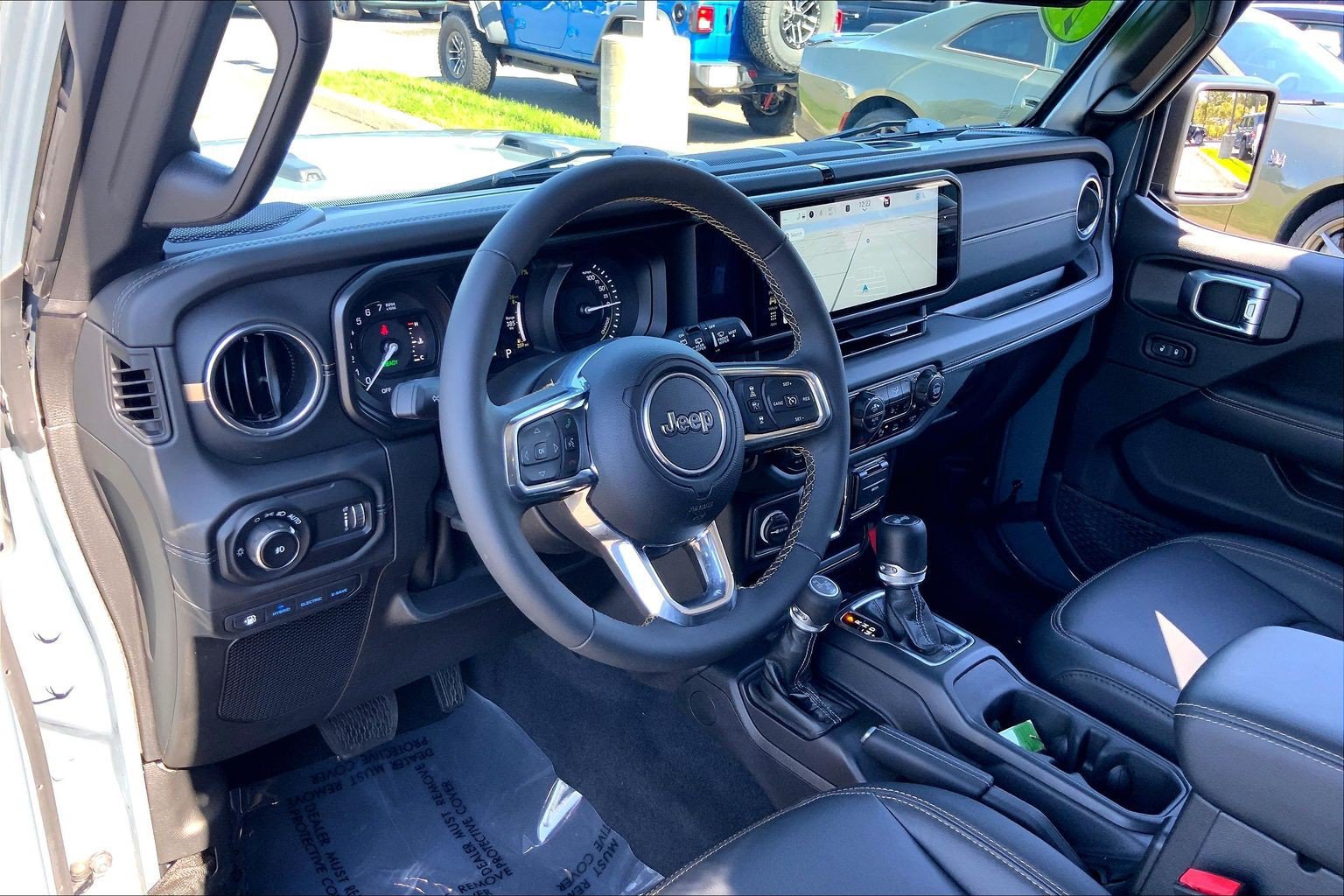 Used 2024 Jeep Wrangler Unlimited Sahara w/ Technology Group AWD/4WD image 17