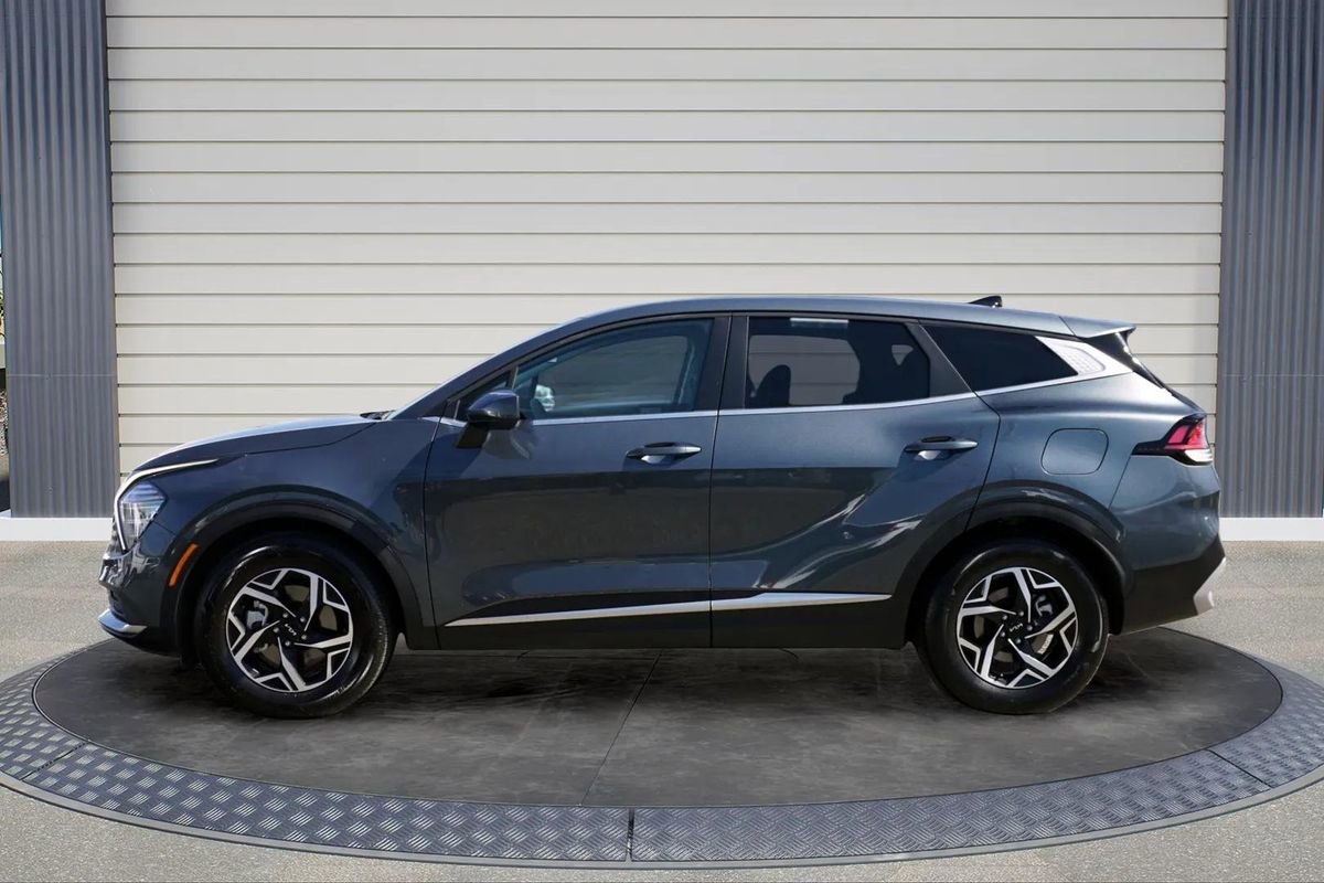 Used 2025 Kia Sportage LX image 4