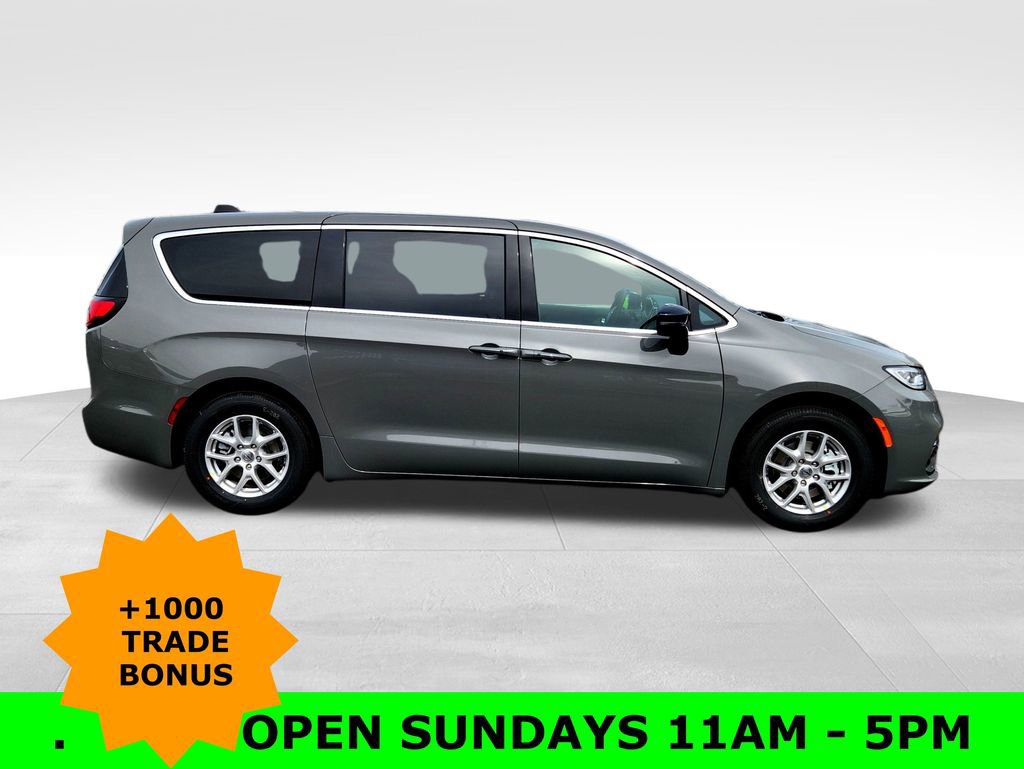 New 2025 Chrysler Pacifica Select image 8