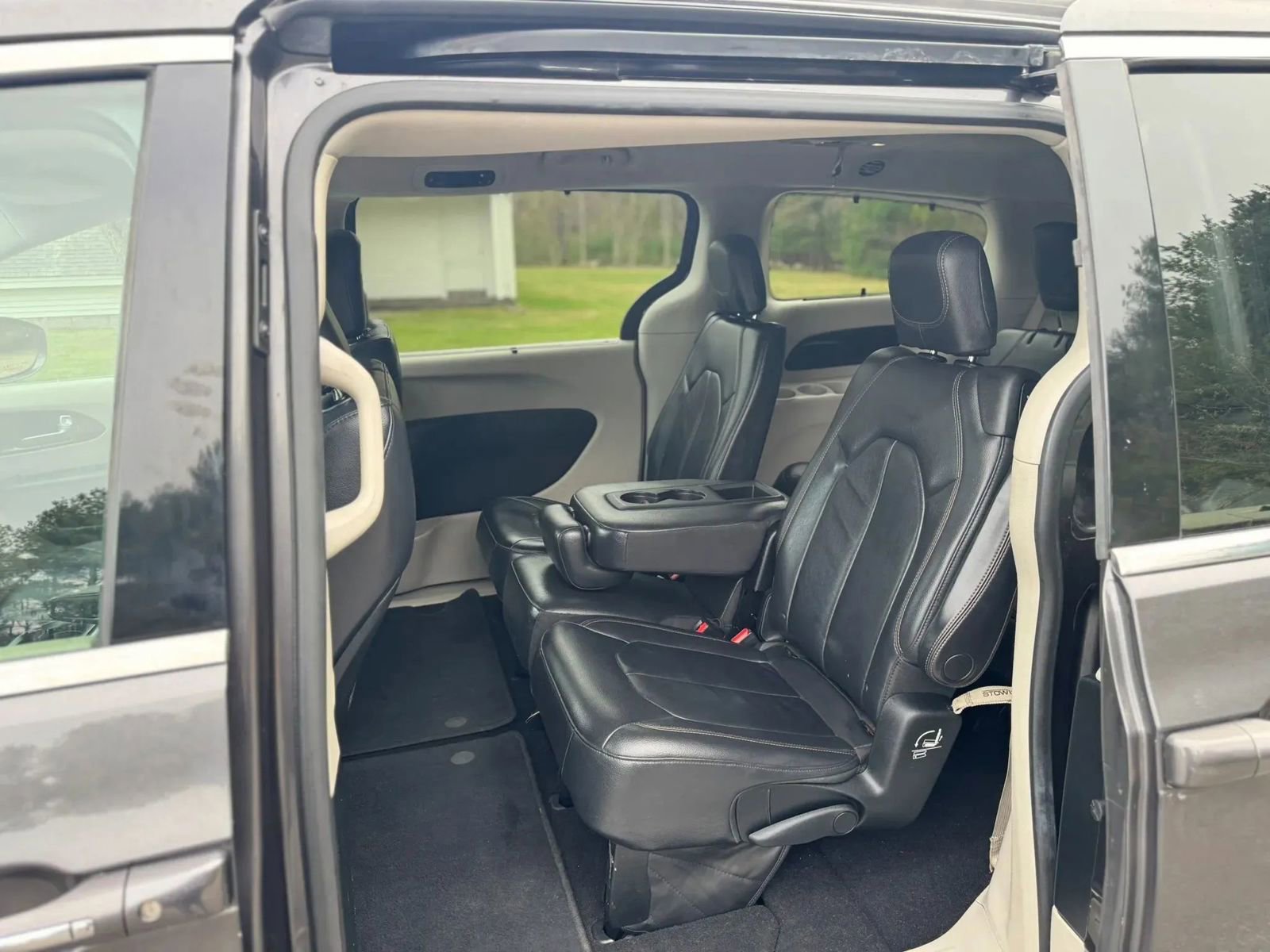 Used 2017 Chrysler Pacifica Touring-L FWD image 12