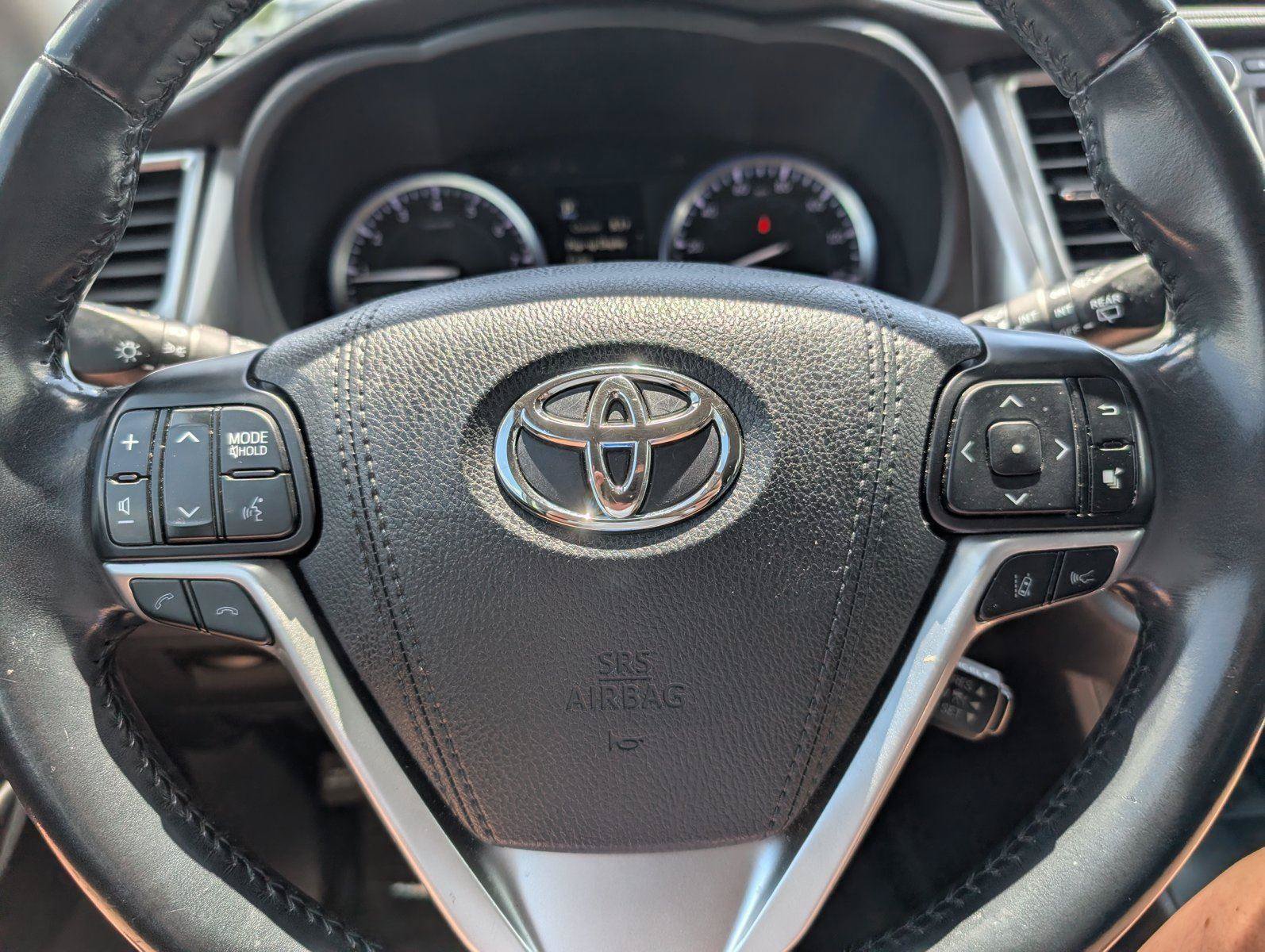 Used 2017 Toyota Highlander Limited AWD/4WD image 20