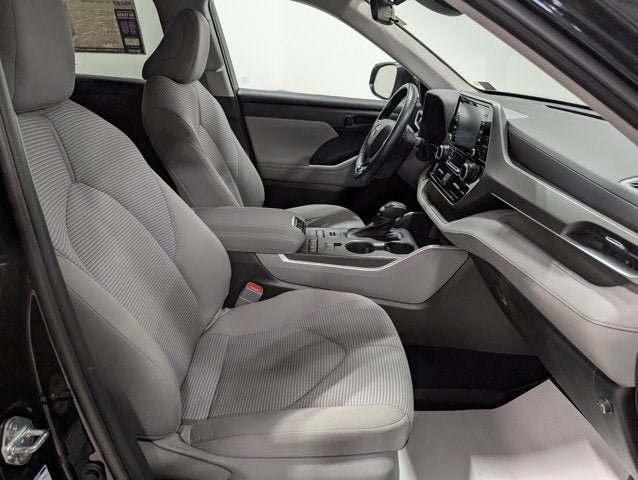 Used 2021 Toyota Highlander LE AWD/4WD image 19