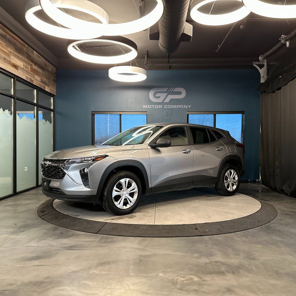 Used 2024 Chevrolet Trax LS w/ LPO, Blackout Package image 7