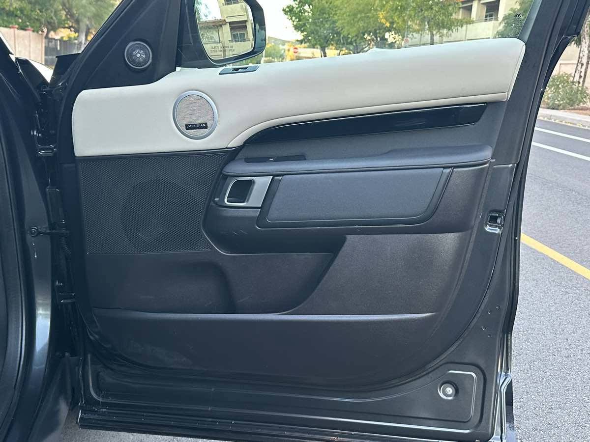 Used 2018 Land Rover Discovery SE image 57