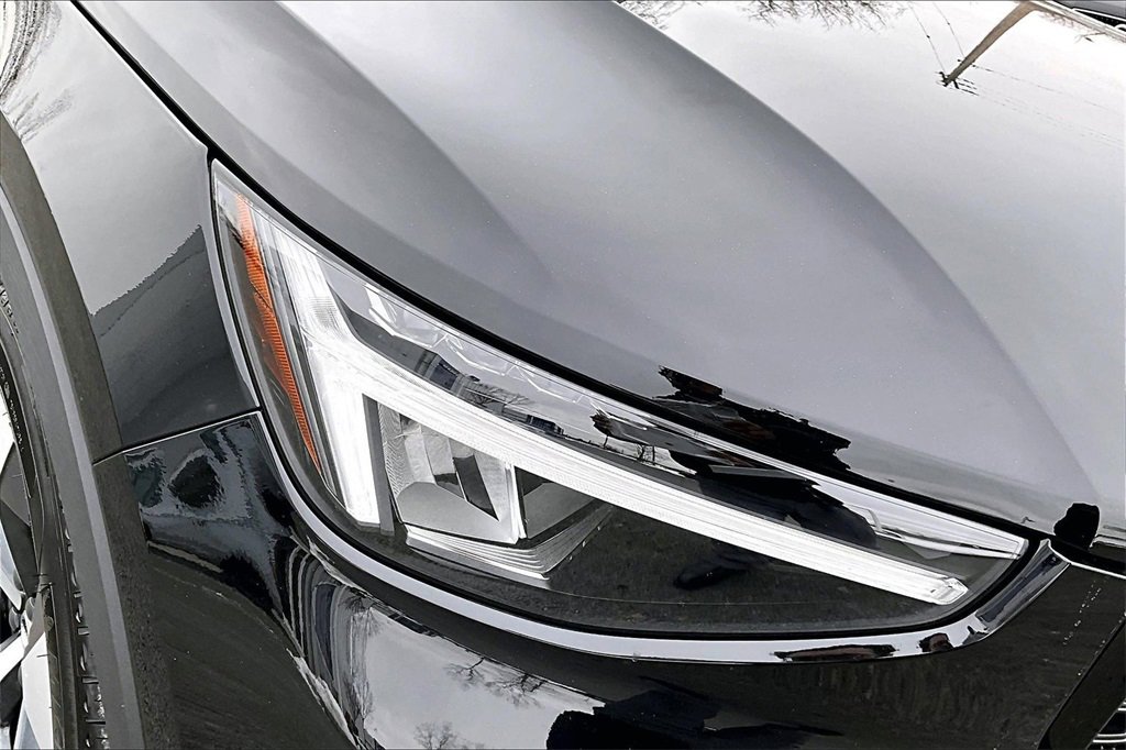 Certified 2026 Volvo XC40 B5 Core w/ Climate Package image 32