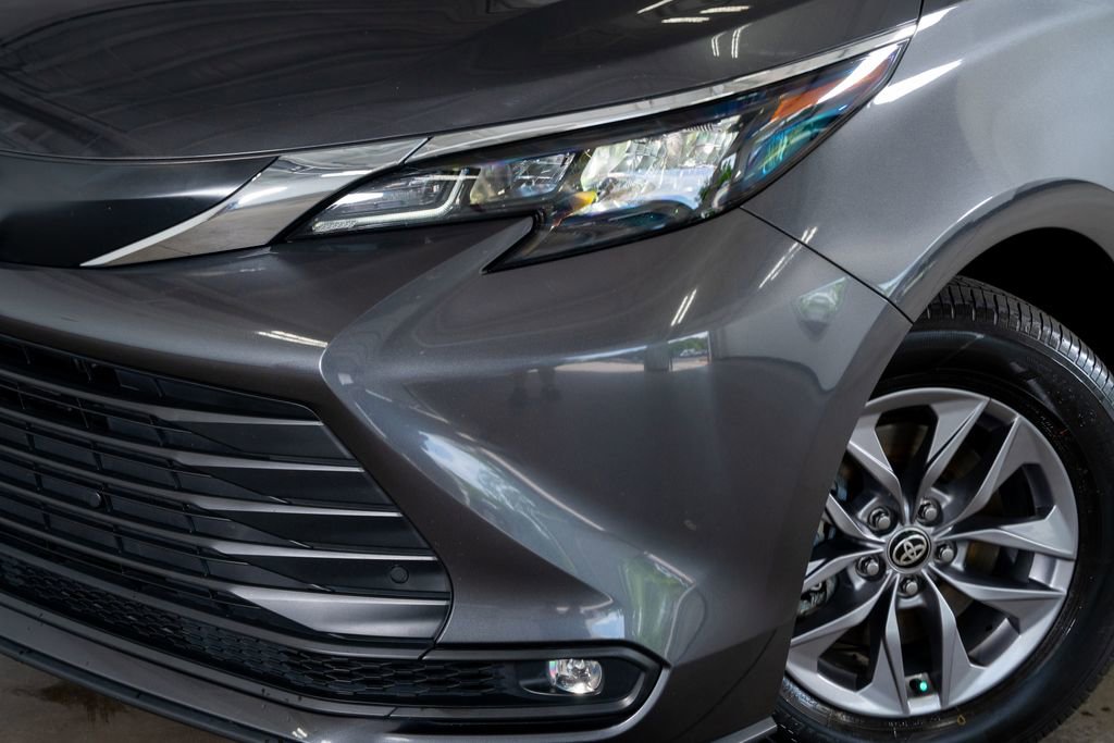 Used 2025 Toyota Sienna XLE image 3