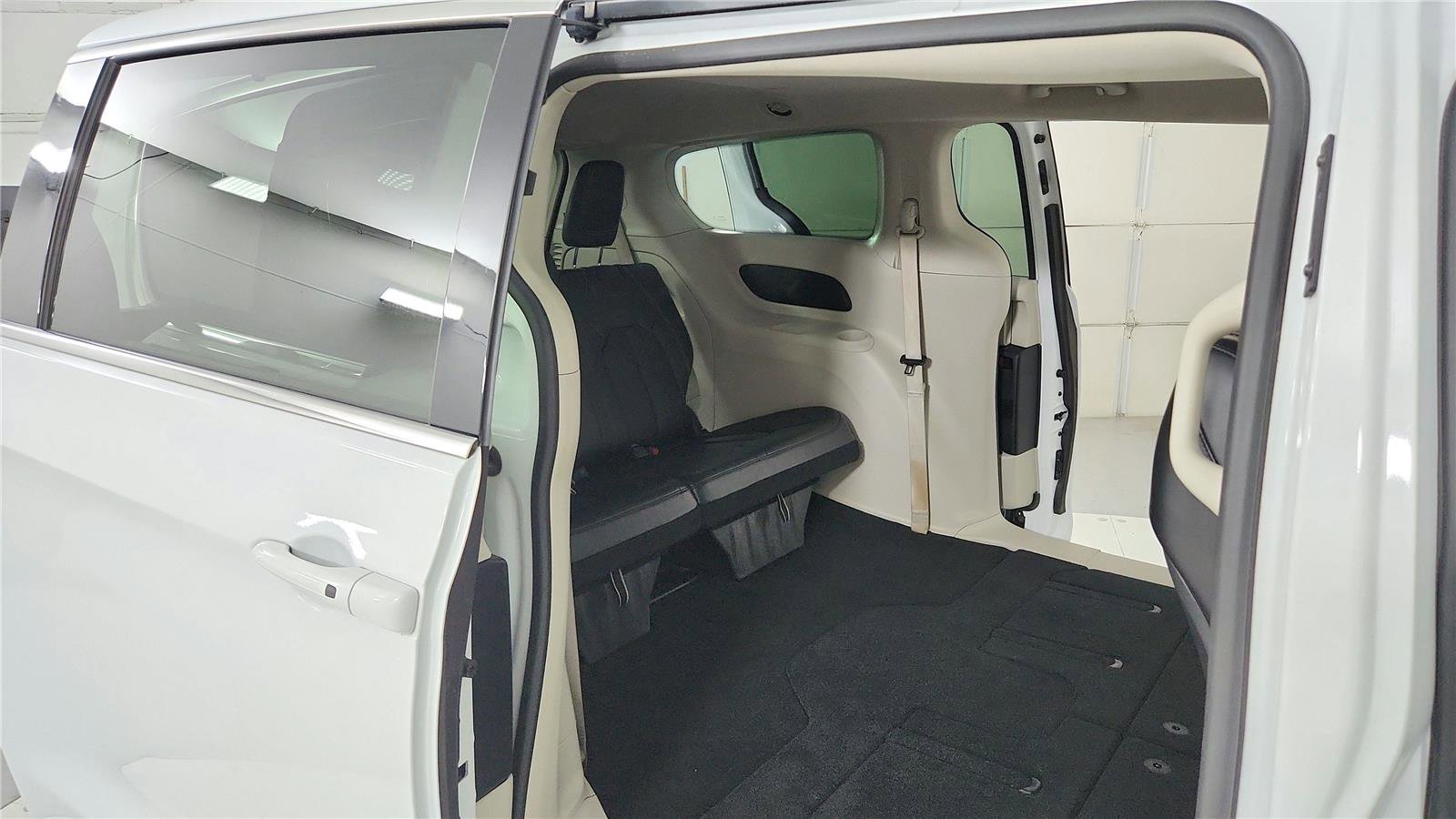 Used 2023 Chrysler Pacifica Touring-L FWD image 18