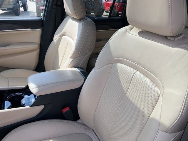 Certified 2023 Jeep Grand Cherokee Limited w/ Luxury Tech Group II image 12