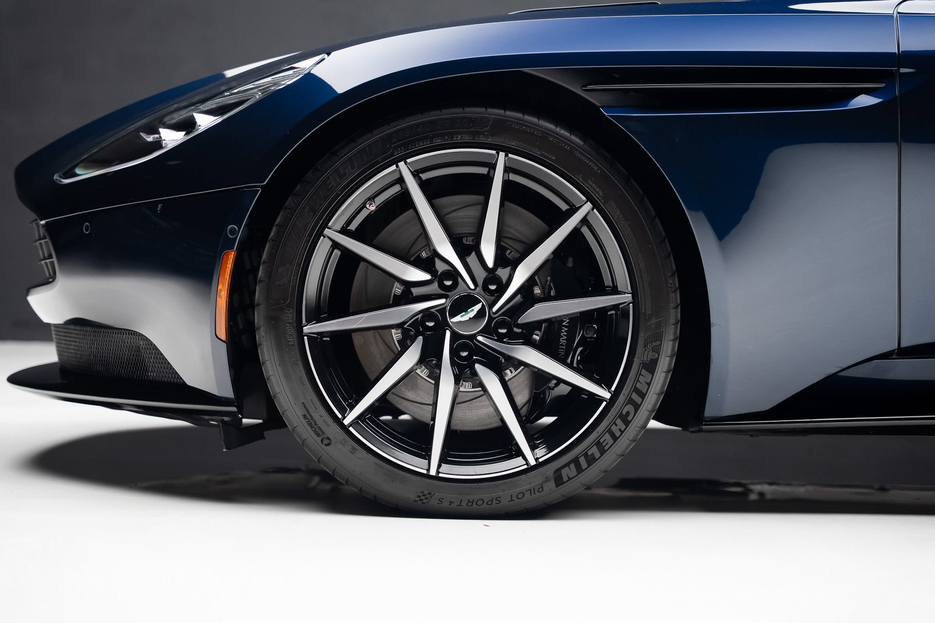 Used 2018 Aston Martin DB11 V12 RWD image 19
