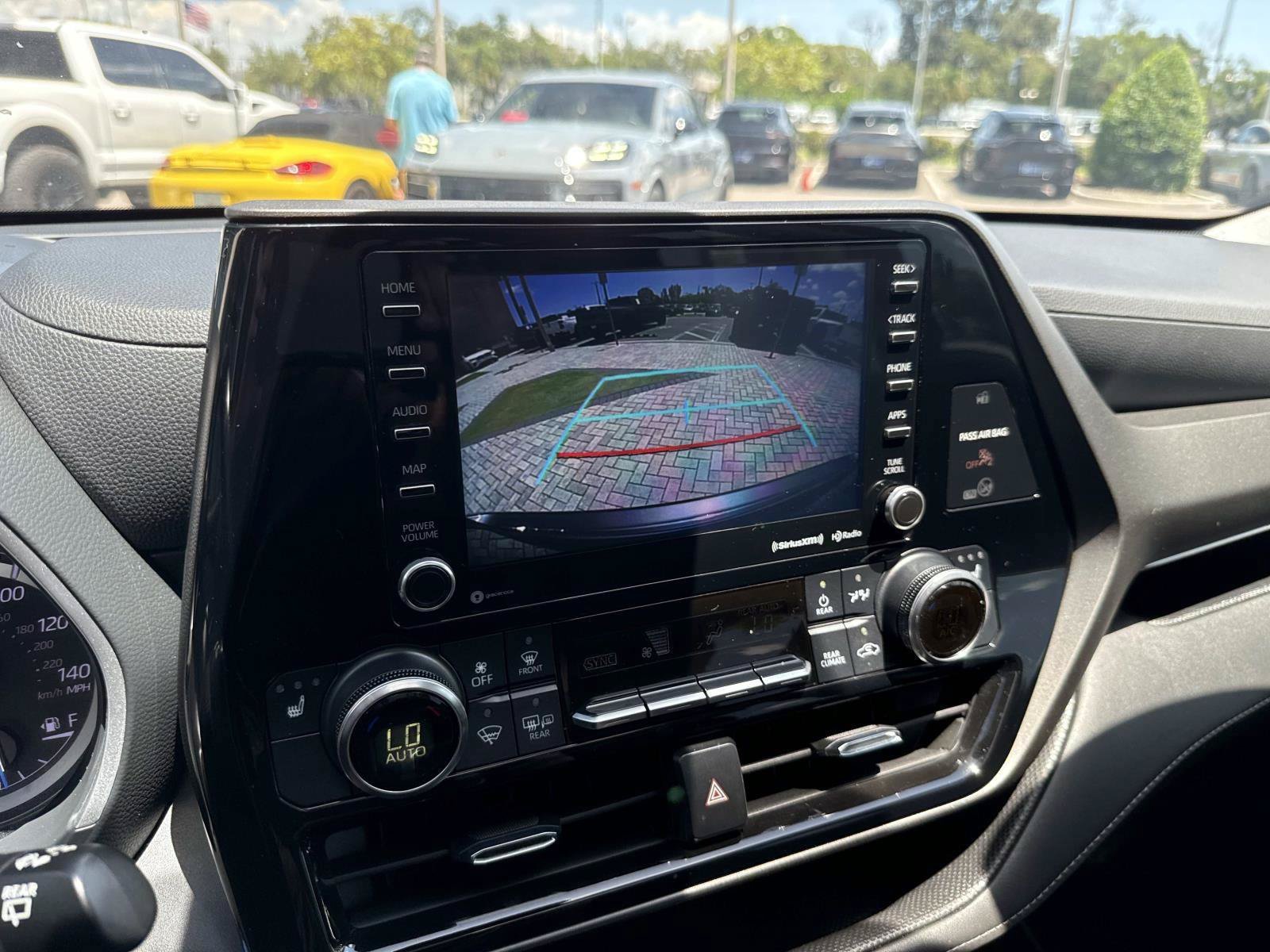 Used 2022 Toyota Highlander XLE AWD/4WD image 26