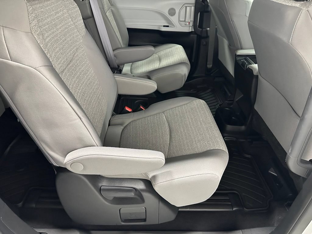 Used 2025 Toyota Sienna LE FWD image 52