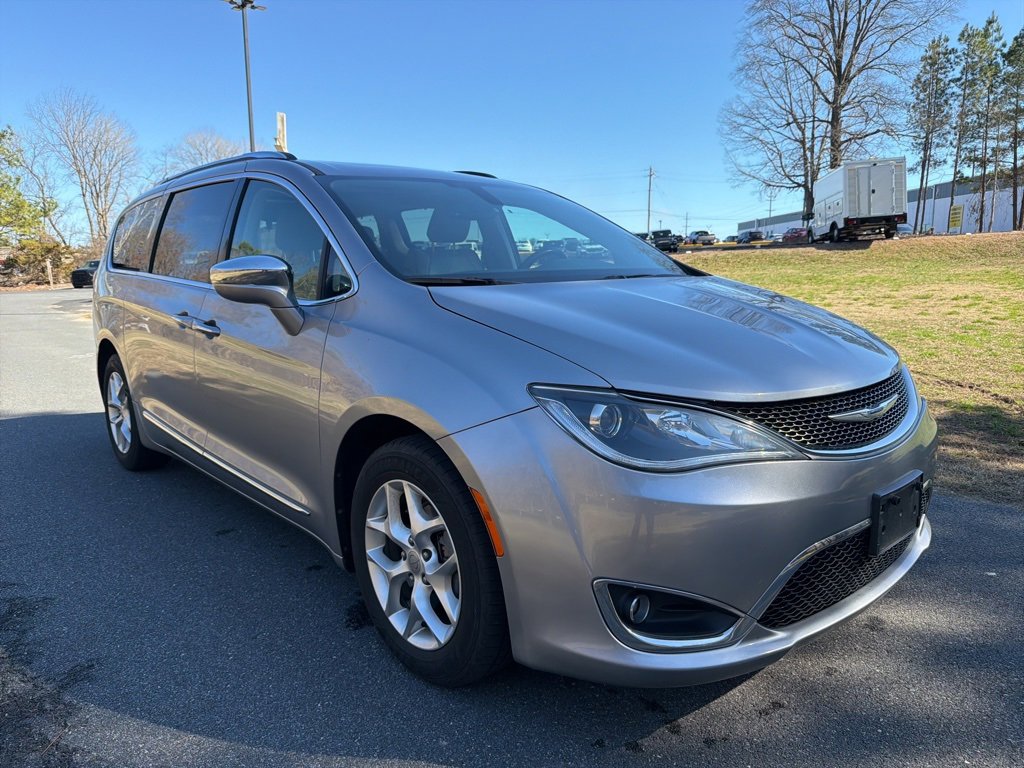 Used 2020 Chrysler Pacifica Limited image 3