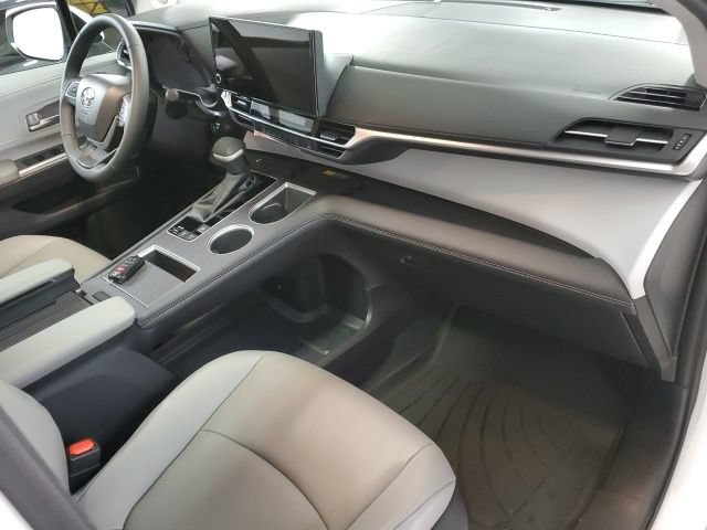 Used 2026 Toyota Sienna XLE AWD/4WD image 24
